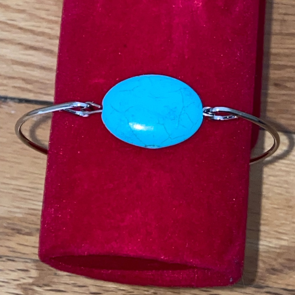Chic Silver Bracelet with Turquoise Accent